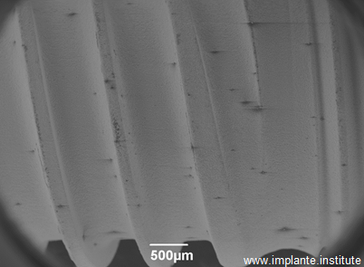 Grande quantidade de sujeira (carbono) em pontos pretos na superfície.
